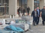 Свалиха от фасадата на строежа в Перник протестиращите работници