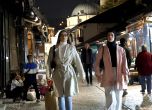 Млади жени на улицата в Стария град в Сараево