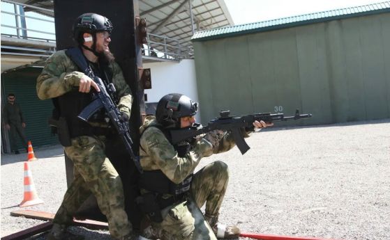 Чечения събира доброволци за фронта от цяла Русия. Бойците на Кадиров вървят след тях и... снимат