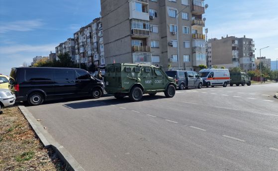 Заради твърденията на мъжа, че е въоръжен, по процедура беше доведен отрядът за борба с тероризма.