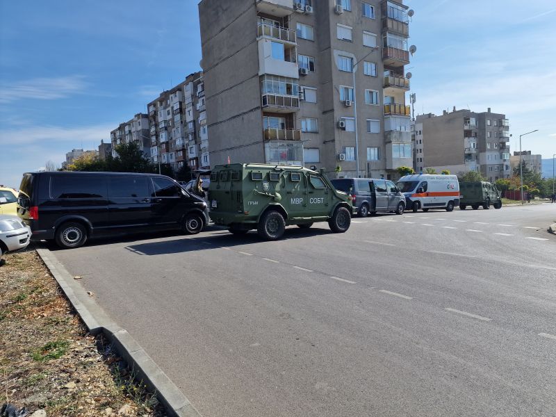 Заради твърденията на мъжа, че е въоръжен, по процедура беше доведен отрядът за борба с тероризма.