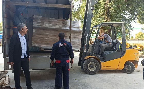 Предприемачи дариха нови легла и матраци на пострадалите в Карловско