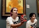 Екоактивисти заляха "Слънчогледите" на Ван Гог с доматен сос (снимки и видео)