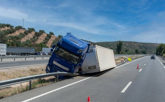 Камион се обърна на магистрала 'Струма'