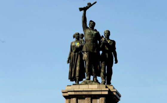 ДБ иска Фандъкова бързо да махне Паметника на съветската армия