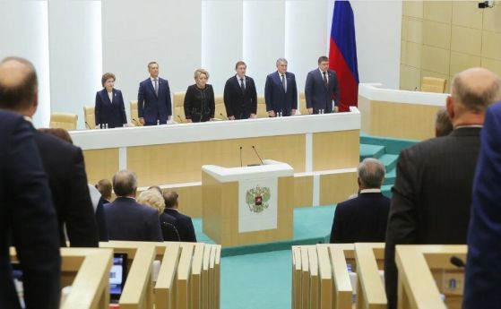 Руски сенатори в тила на врага: Подкрепят измислицата на Путин за коварна чужда сила, но обичат лукса на Европа