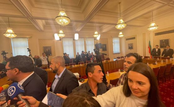 Никой не дойде на срещата с ПП, ГЕРБ демонстративно говориха с гръб към Петков и Василев