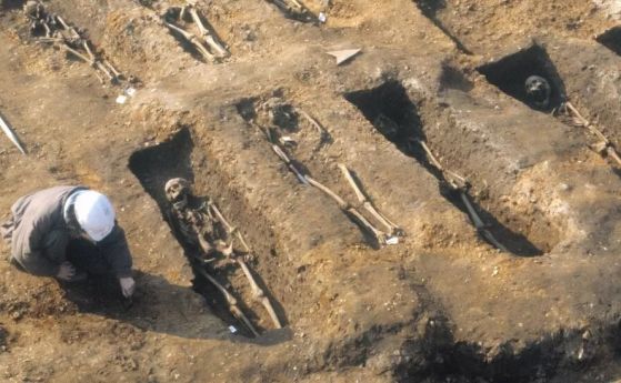 Човешки останки от чумна яма, използвана за масови погребения в Лондон.