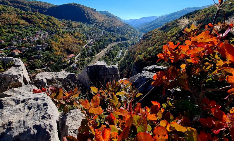 Пътеката Лакатнишки скали в Стара планина.