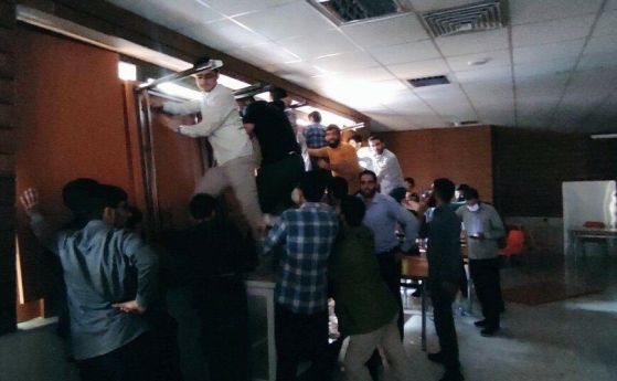 Студентите в Техеран се борят за правото мъже и жени да ядат в обща столова