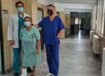 74-годишната жена с двама от лекарите, участвали в операцията ѝ 