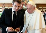 Разследване във Варшава: Президентът на Франция подарил на папата труд на Кант с печат от полска библиотека