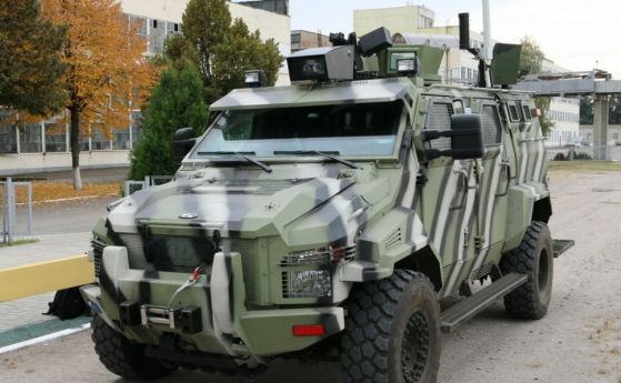 Украйна тества безпилотна бронирана машина на базата на `КрАЗ Спартан`, достига на 50 километра без екипаж