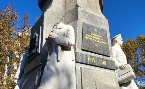 Паметникът на незнайния воин в Хасково осъмна без главата на един от войниците