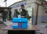Израелски войник гласува предсрочно в армейска база край израелския кибуц Керем Шалом, близо до границата с Ивицата Газа, понеделник, 31 октомври 2022 г. На 1 ноември 2022 г. Израел ще проведе петите си парламентарни избори за по-малко от четири години. 