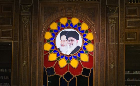Изображение на аятоласите Хомейни (вляво) и Хаменеи в библиотеката на Иран Мол, Техеран