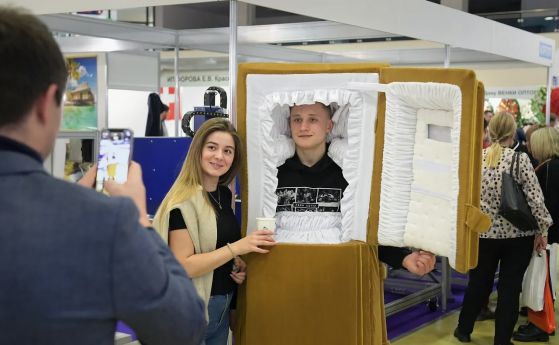 Изложение за ковчези събира тълпи посетители в Москва (снимки)