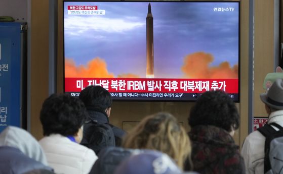 Телевизионен екран на жп гарата в Сеул показва изображение на изстреляната от Северна Корея ракета, петък, 4 ноември 2022 г. Южна Корея задейства десетки военни самолети, включително модерните изтребители F35, след като в петък забеляза военни самолети, л