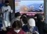 Телевизионен екран показва военно учение на Северна Корея по време на новинарска програма на жп гарата в Сеул, Южна Корея, петък, 14 октомври 2022 г.