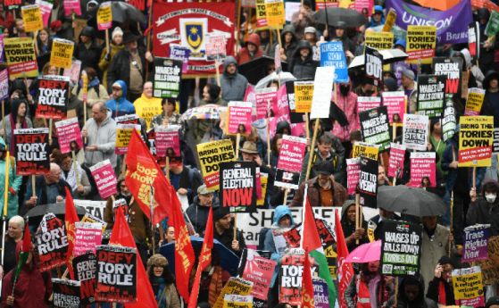 Хиляди на протест в Лондон искат избори веднага