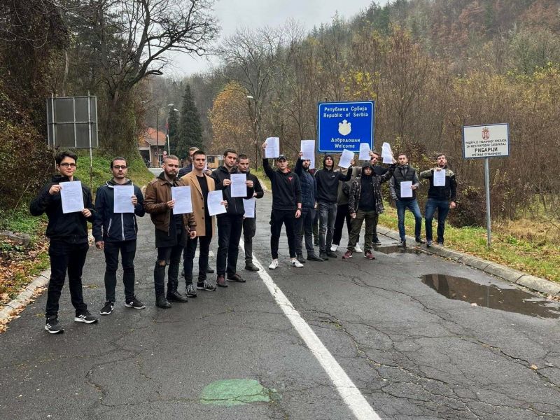 Свалени на границата младежи