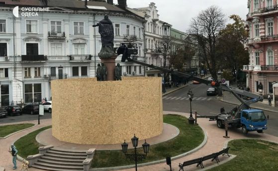 Черен чувал за Екатерина II. Одеса започна подготовката за премахването на паметника на руската императрица