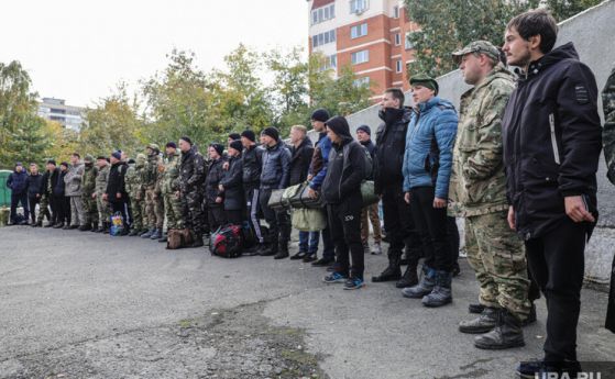 Бунт на мобилизирани в танково училище в Казан, засипват с псувни обкръжен генерал (видео)