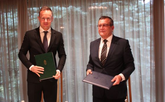 Министърът на образованието и науката проф. Сашо Пенов и унгарският министър на външните работи Петер Сиярто.