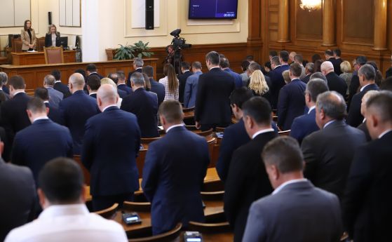 Парламентът почете убития полицай с минута мълчание