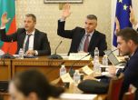 Председателят и зам.-председателят на енергийната комисия Делян Добрев (ГЕРБ) и Радослав Рибарски (ПП) гласуват "за" проекторешението по време на обсъждане в парламентарната комисия