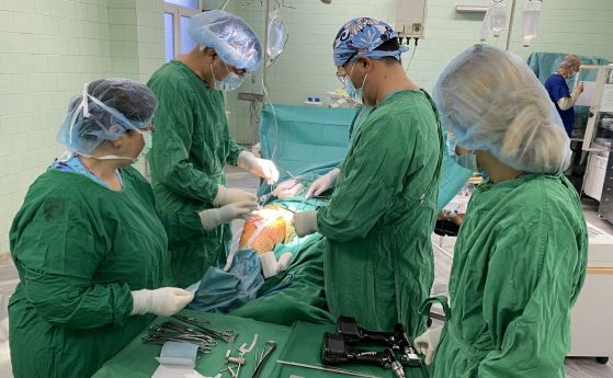 Операция на лекари от две болници ще позволи на възрастен мъж да живее без болка