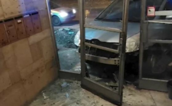 Кола се вряза във вход в центъра на София