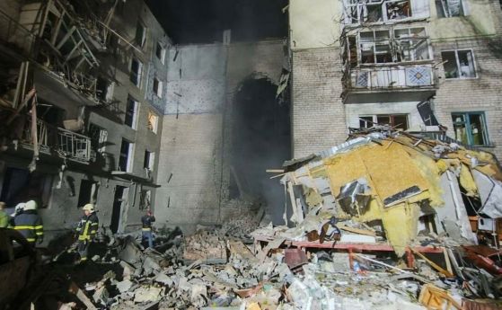 Руска ракета удари 5-етажен блок в Николаев, шест са жертвите