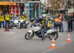 Униформени карат коли и мотори в конкурса 'Пътен полицай на годината' (снимки)