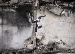 Банкси тайно в Украйна? Художникът на графити изрисува разрушена сграда в Бородянка (снимки)