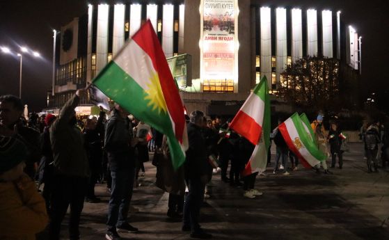 Протестът пред пилоните на НДК с искане за свобода на иранския народ.