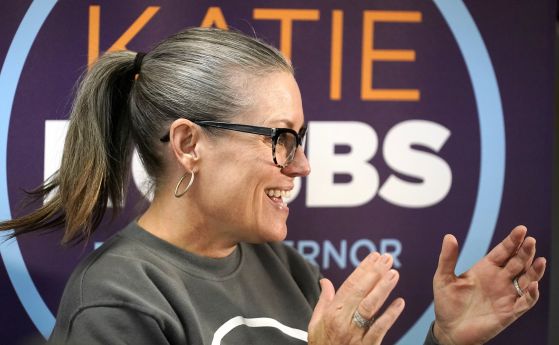 Победителката в изборите за губернатор на Аризона Кейти Хобс