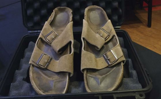 Износените сандали на Стив Джобс бяха купени за 220 000 долара