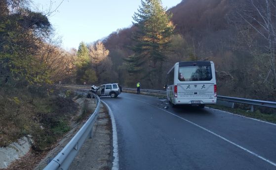 Катастрофа между автобус и джип на пътя за Рилския манастир, 11 души са пострадали (обновена)
