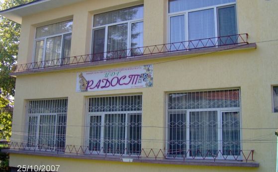 Баща нападна директорка в детска градина, тя е с опериран крак в ''Пирогов''