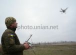 Украински боец управлява безпилотник. 