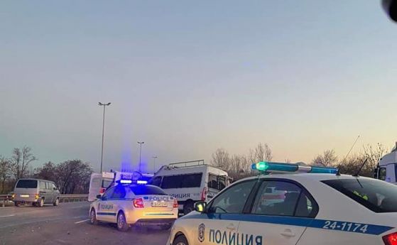 Катастрофа до София след гонка на мигранти, полицай е с опасност за живота (обновена)
