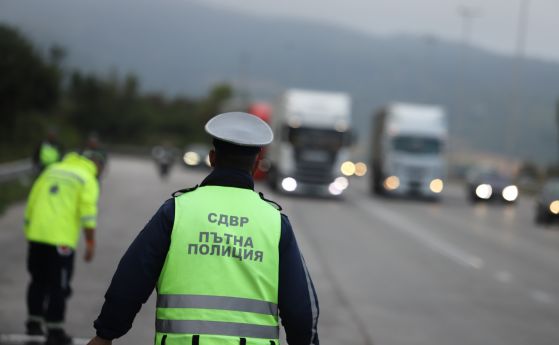 Кола фуча с над 200 км/ч по Тракия, след гонка полицията хвана 10 нелегални мигранти (обновена)