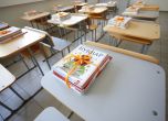 Комплект учебници за първия учебен ден на първокласниците в класна стая на столично училище.