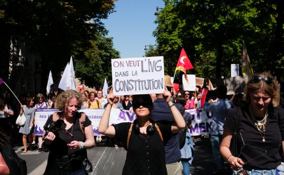 Френският парламент гласува правото на аборт да бъде включено в конституцията