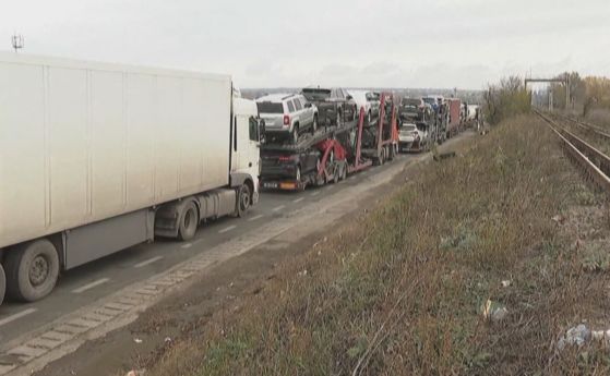 Стотици камиони блокирани на румънско-украинската граница заради проблемите с тока в Украйна