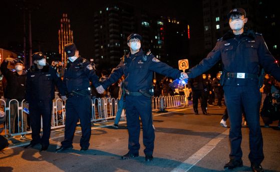 Полицаи ограничават протест в Пекин срещу политиката за нулев КОВИД на властите в Китай. 27 ноември 2022 г.