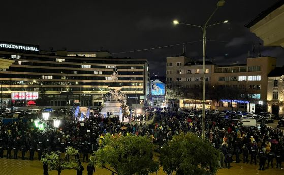 Стотици протестиращи срещу хартиената бюлетина блокираха движението пред НС (на живо)