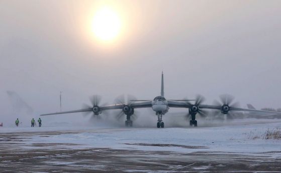 Руски бомбардировачи кацнаха за първи път на военно летище в Китай