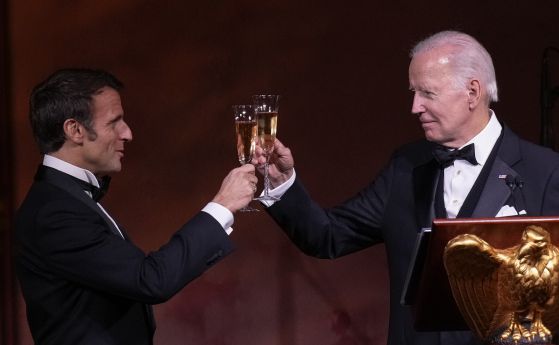 Наздравица между президентите на САЩ и Франция Джо Байдън и Еманюел Макрон.